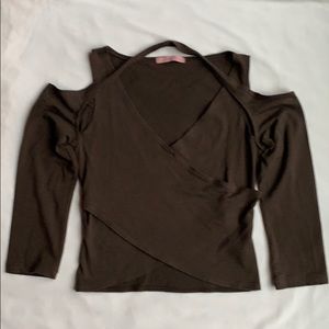 Sirens open shoulder crop top